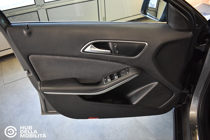 MERCEDES-BENZ GLA 200 d Automatic Business